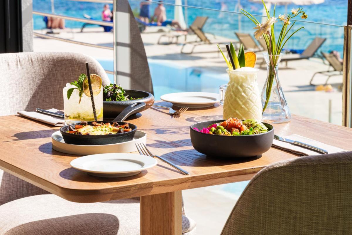 Comida en o cerca de este apartahotel
