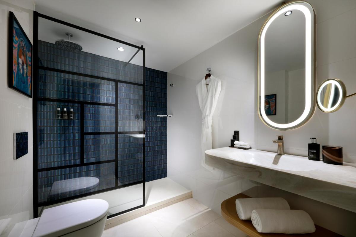 Un baño de Hard Rock Hotel Marbella - Puerto Banús
