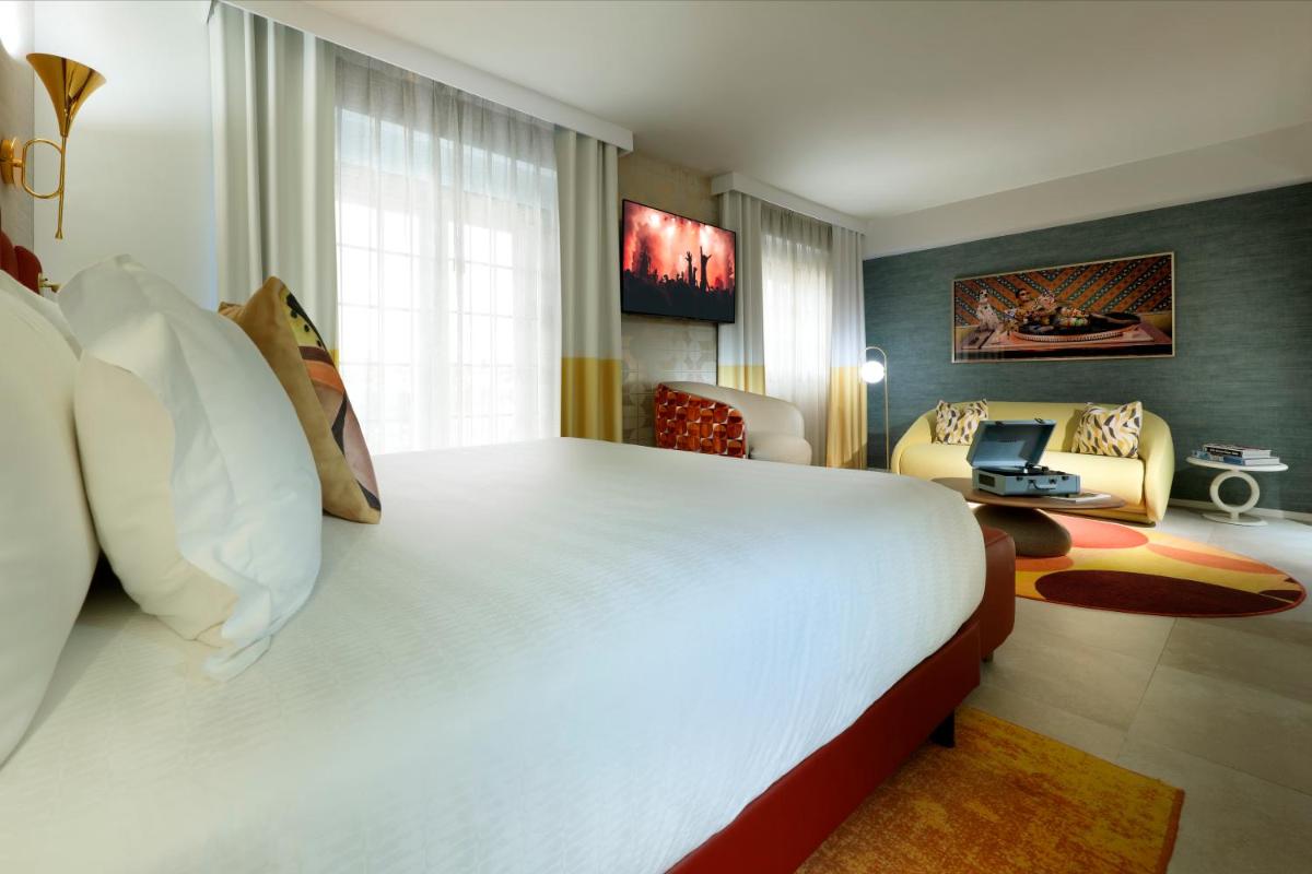 Cama o camas de una habitación en Hard Rock Hotel Marbella - Puerto Banús