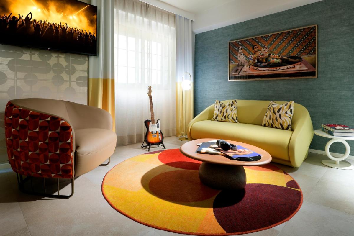 Zona de estar de Hard Rock Hotel Marbella - Puerto Banús
