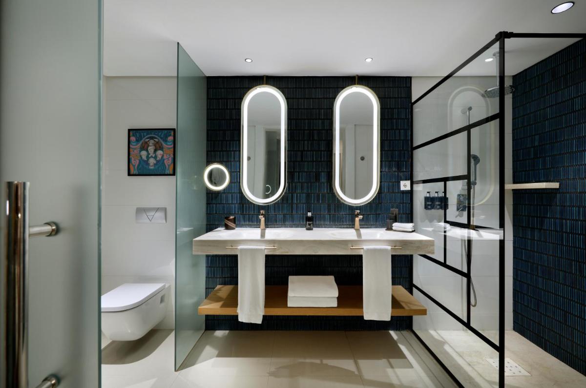 Un baño de Hard Rock Hotel Marbella - Puerto Banús
