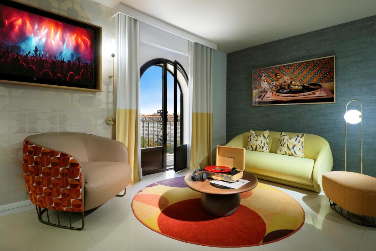 Zona de estar de Hard Rock Hotel Marbella - Puerto Banús