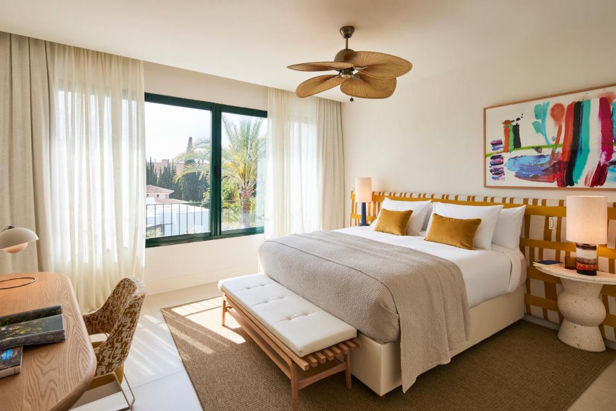 Cama o camas de una habitación en Kimpton Los Monteros Marbella by IHG