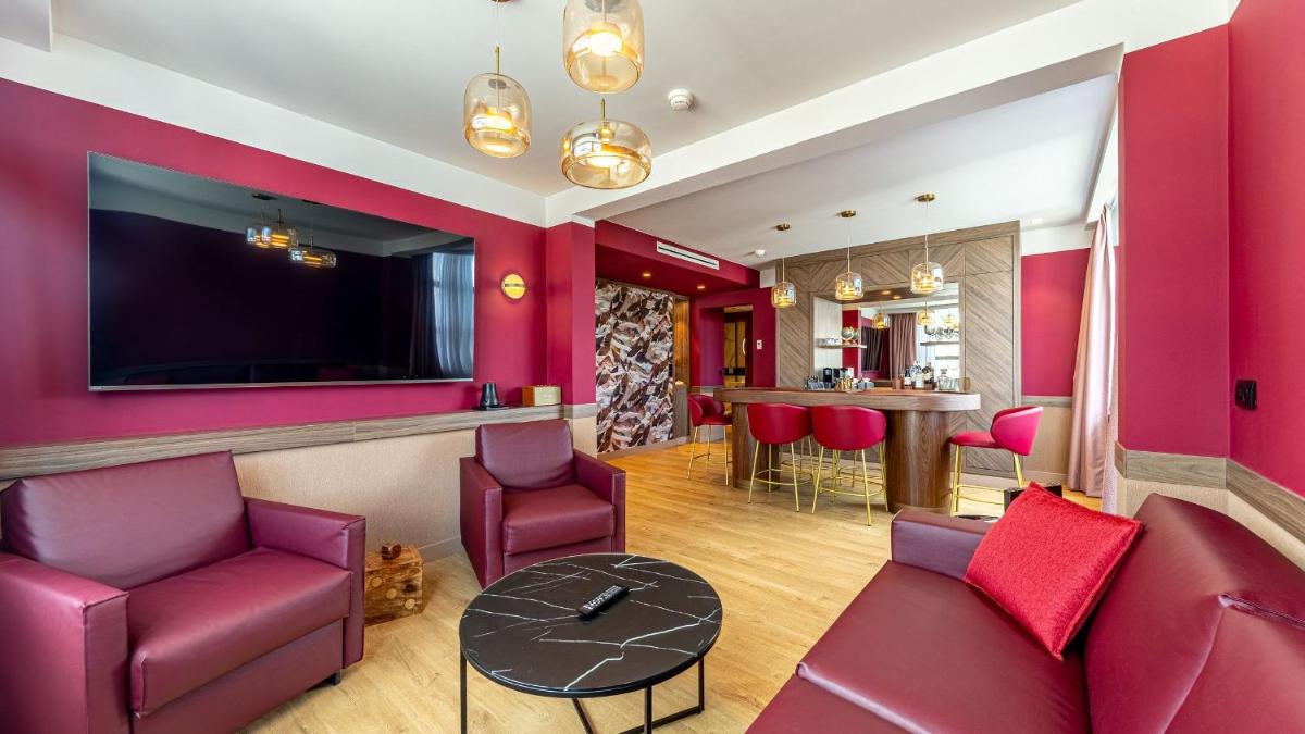 Coin salon dans l'établissement Le Riviera - Hôtel Restaurant & Spa - Ex Golden Tulip Aix les bains