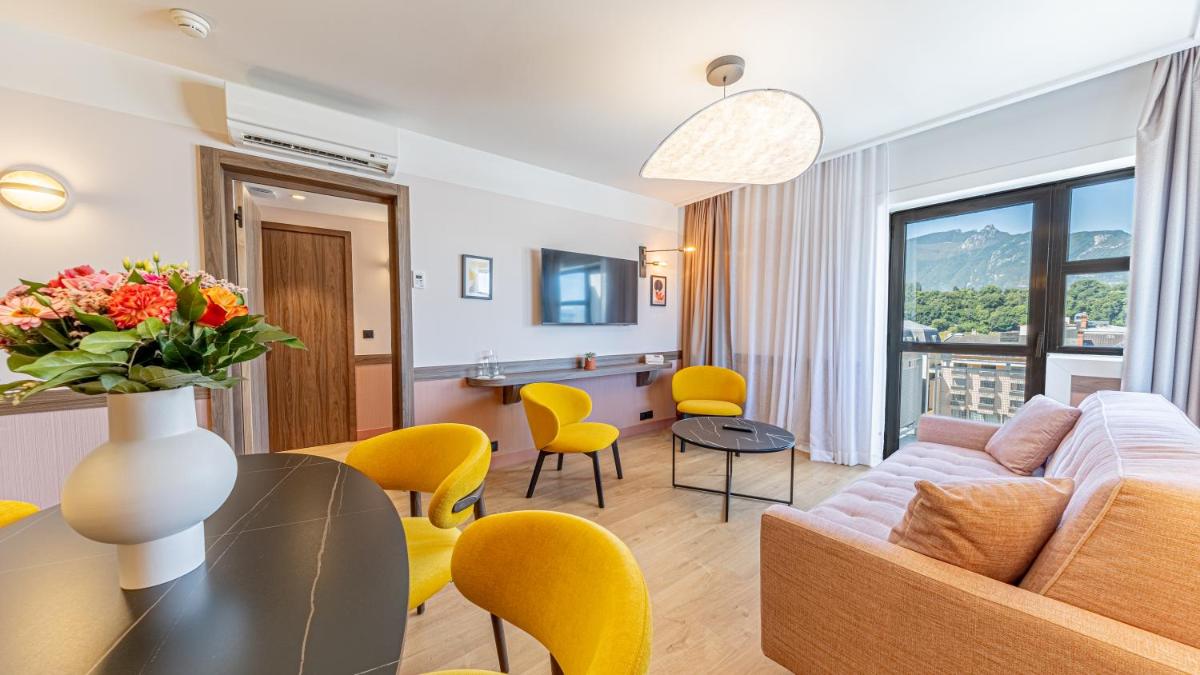 Télévision ou salle de divertissement dans l'établissement Le Riviera - Hôtel Restaurant & Spa - Ex Golden Tulip Aix les bains