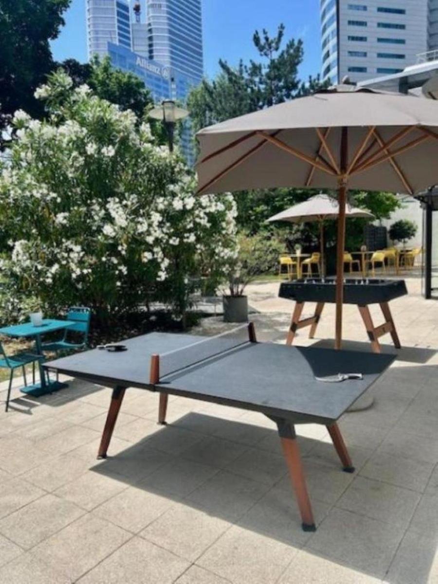 Tennis de table au sein de l'établissement Fraser Suites Paris La Défense ou à proximité