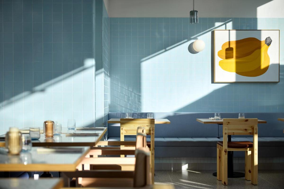 Ein Sitzbereich in der Unterkunft Kimpton Main Frankfurt by IHG