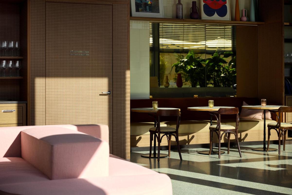 Ein Sitzbereich in der Unterkunft Kimpton Main Frankfurt by IHG