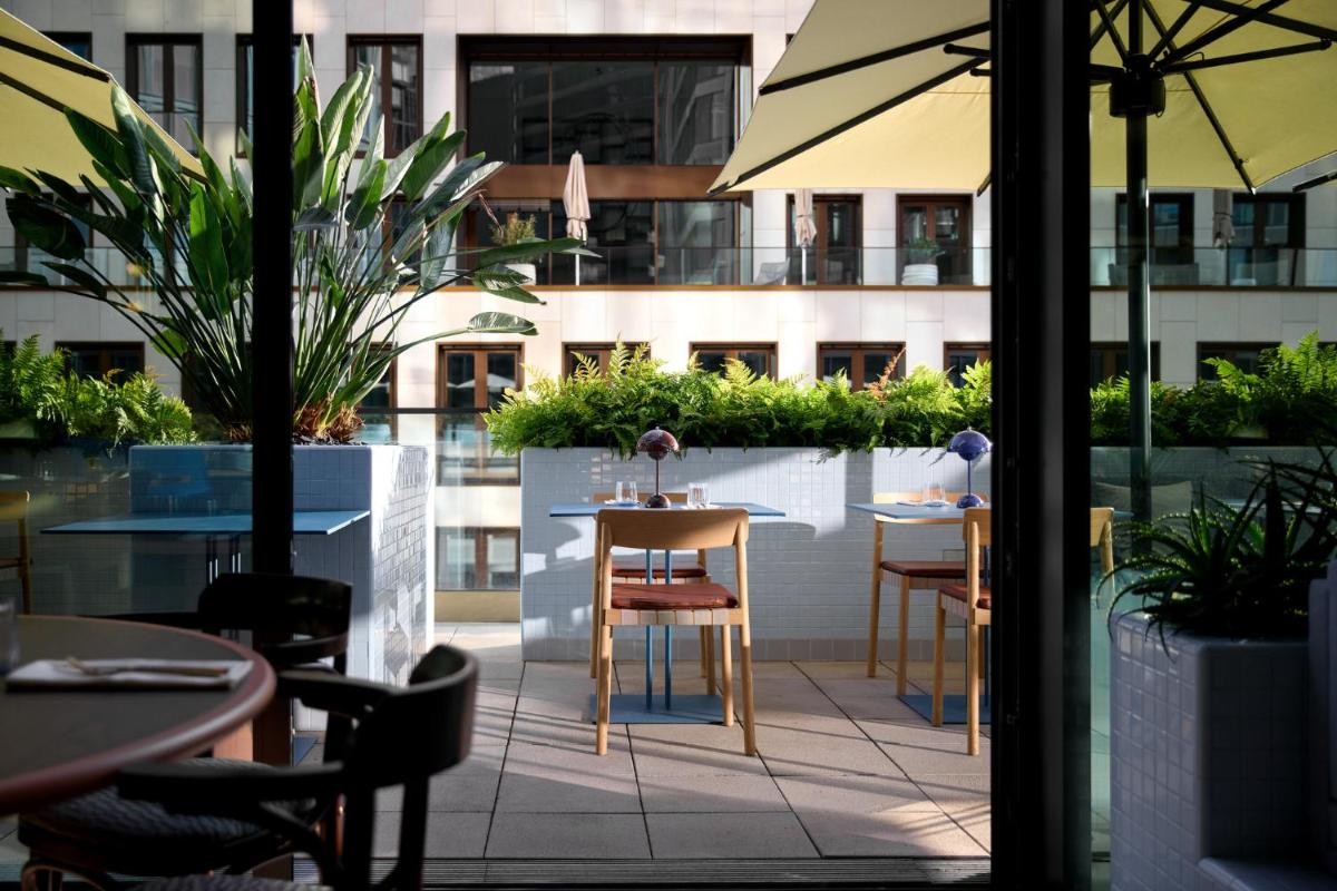 Ein Restaurant oder anderes Speiselokal in der Unterkunft Kimpton Main Frankfurt by IHG