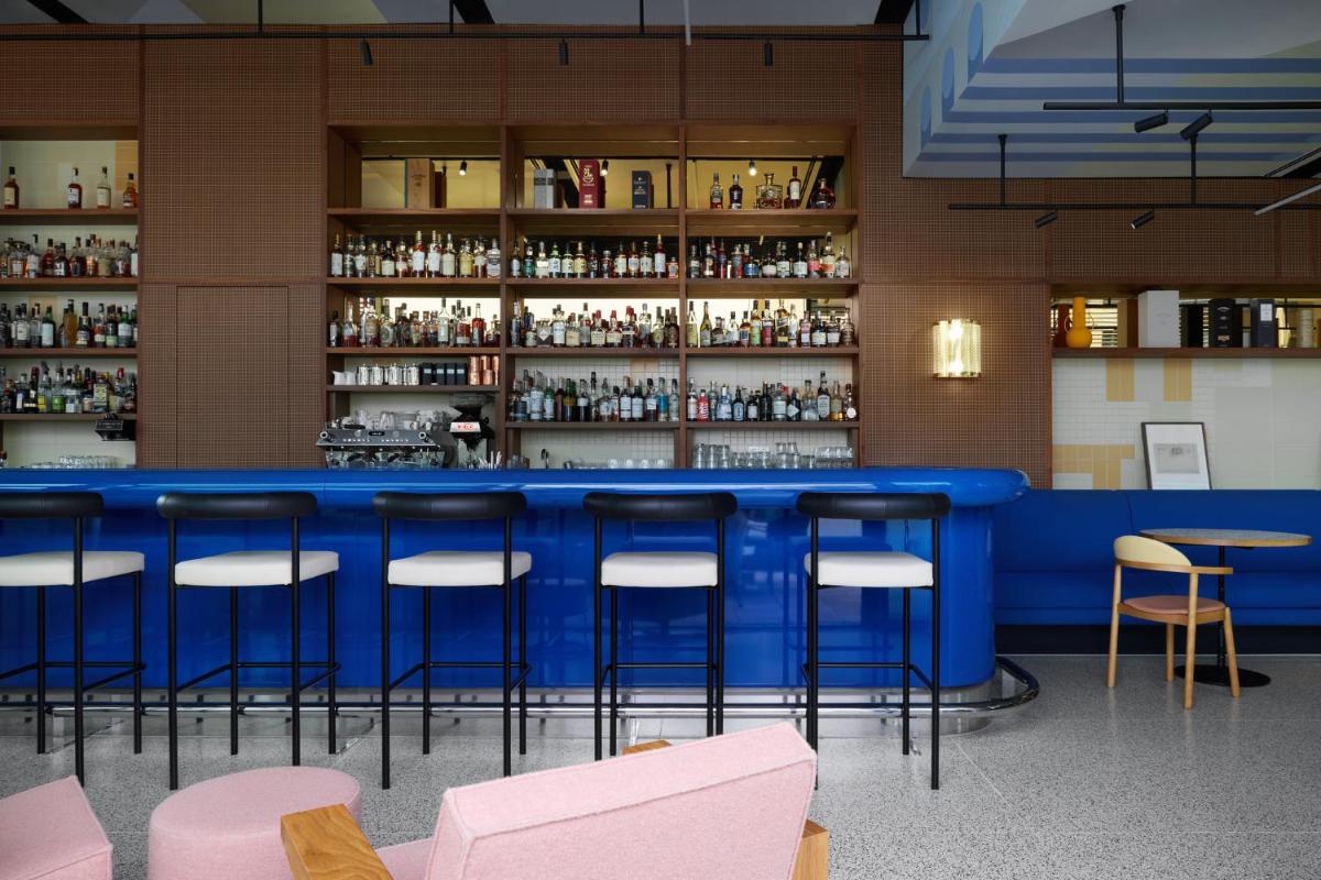 Lounge oder Bar in der Unterkunft Kimpton Main Frankfurt by IHG