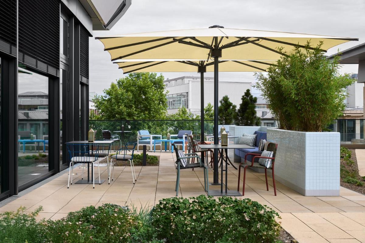 Ein Patio oder anderer Außenbereich in der Unterkunft Kimpton Main Frankfurt by IHG