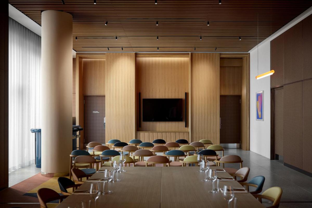 TV/Unterhaltungsangebot in der Unterkunft Kimpton Main Frankfurt by IHG