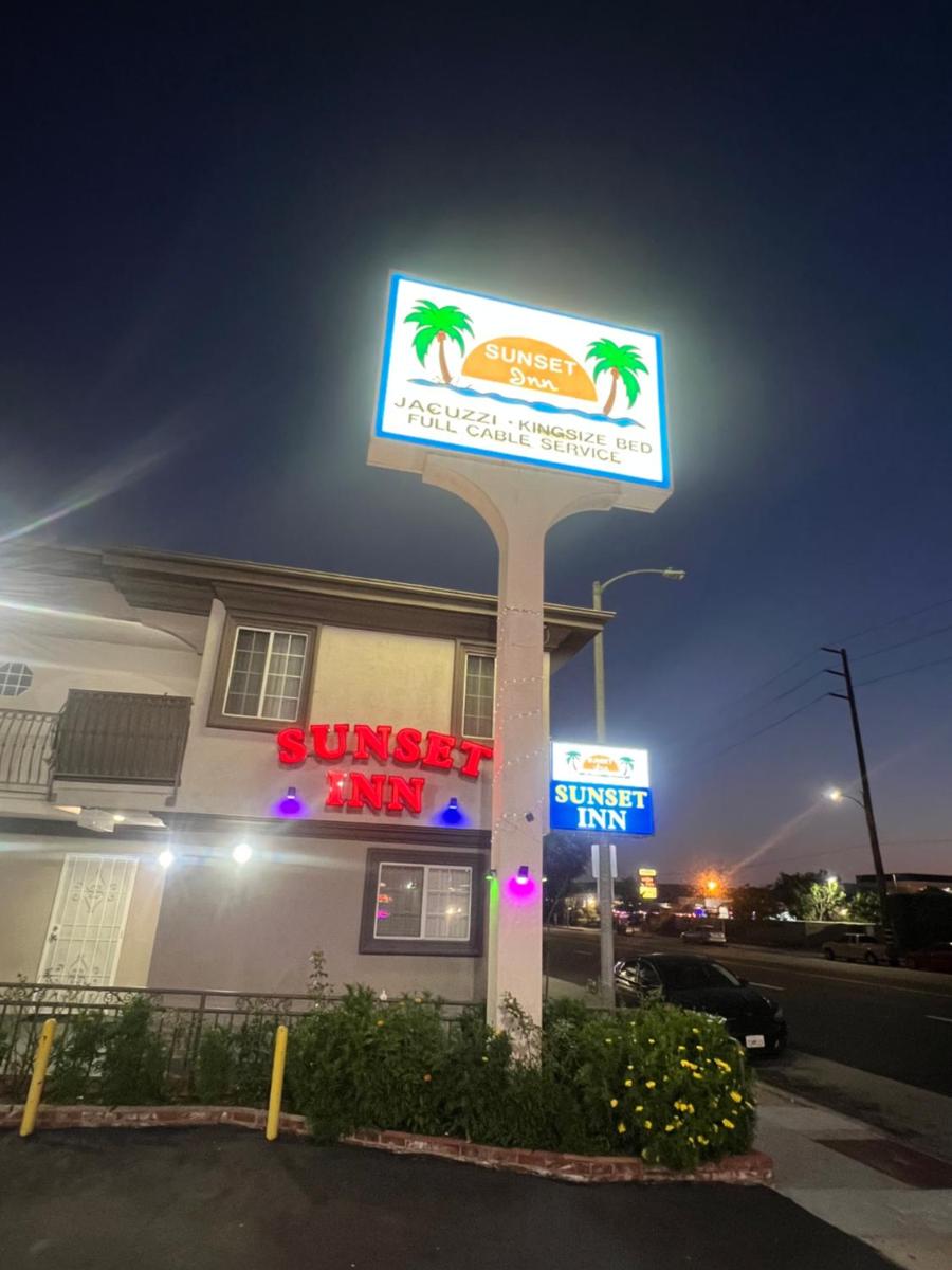 Sunset Inn & Suites - Housity