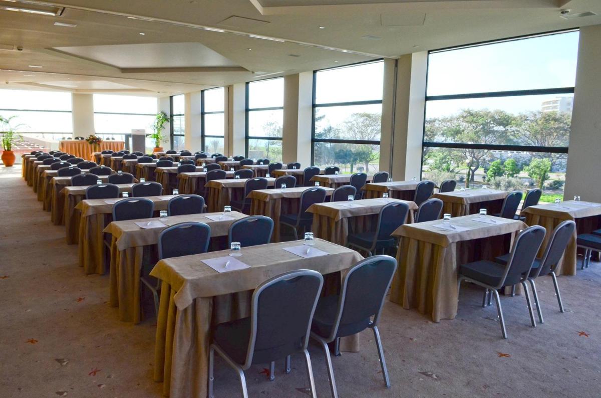 Um restaurante ou outro lugar para comer em Crowne Plaza Vilamoura - Algarve by IHG