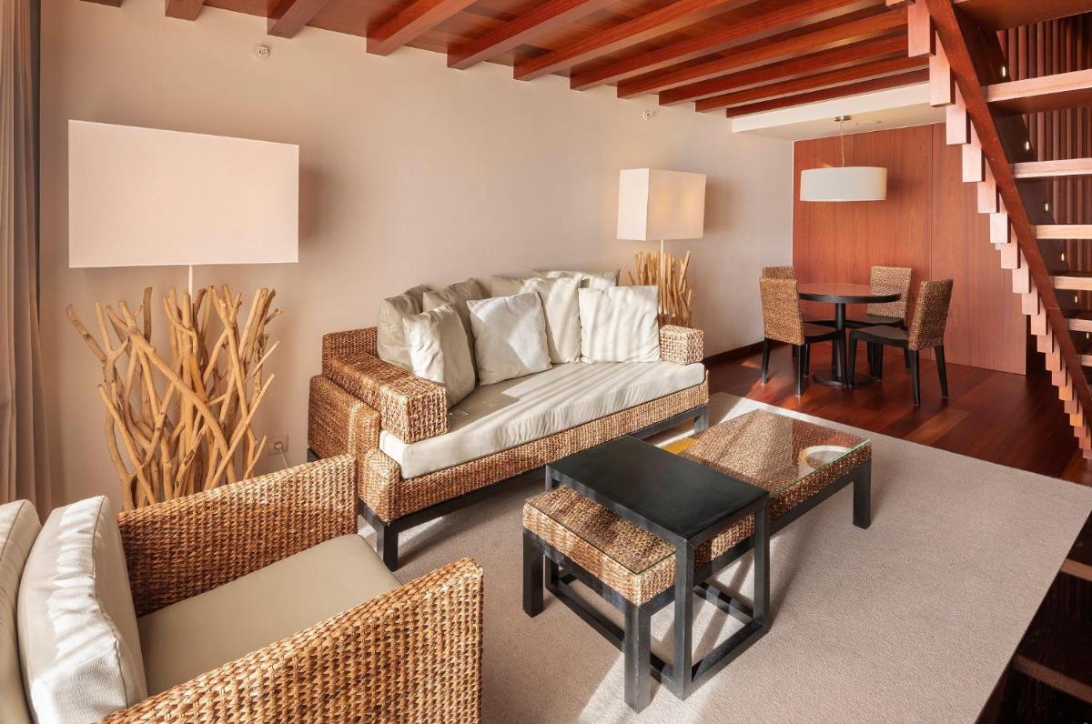 Uma área de estar em Crowne Plaza Vilamoura - Algarve by IHG