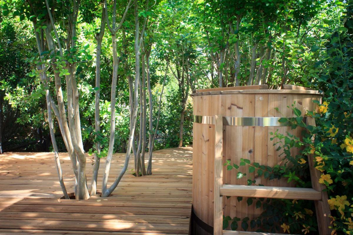 Jardin de l'établissement Les Carmes and spa