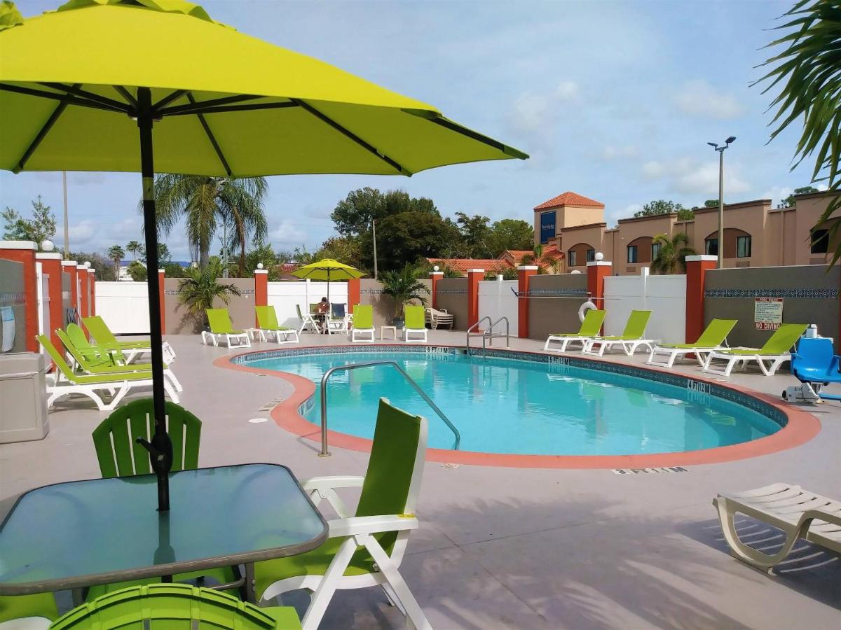 Quality Suites Fort Myers I-75 - Housity