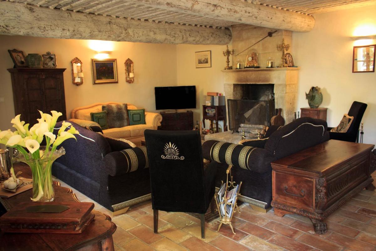 Télévision ou salle de divertissement dans l'établissement Les Carmes and spa