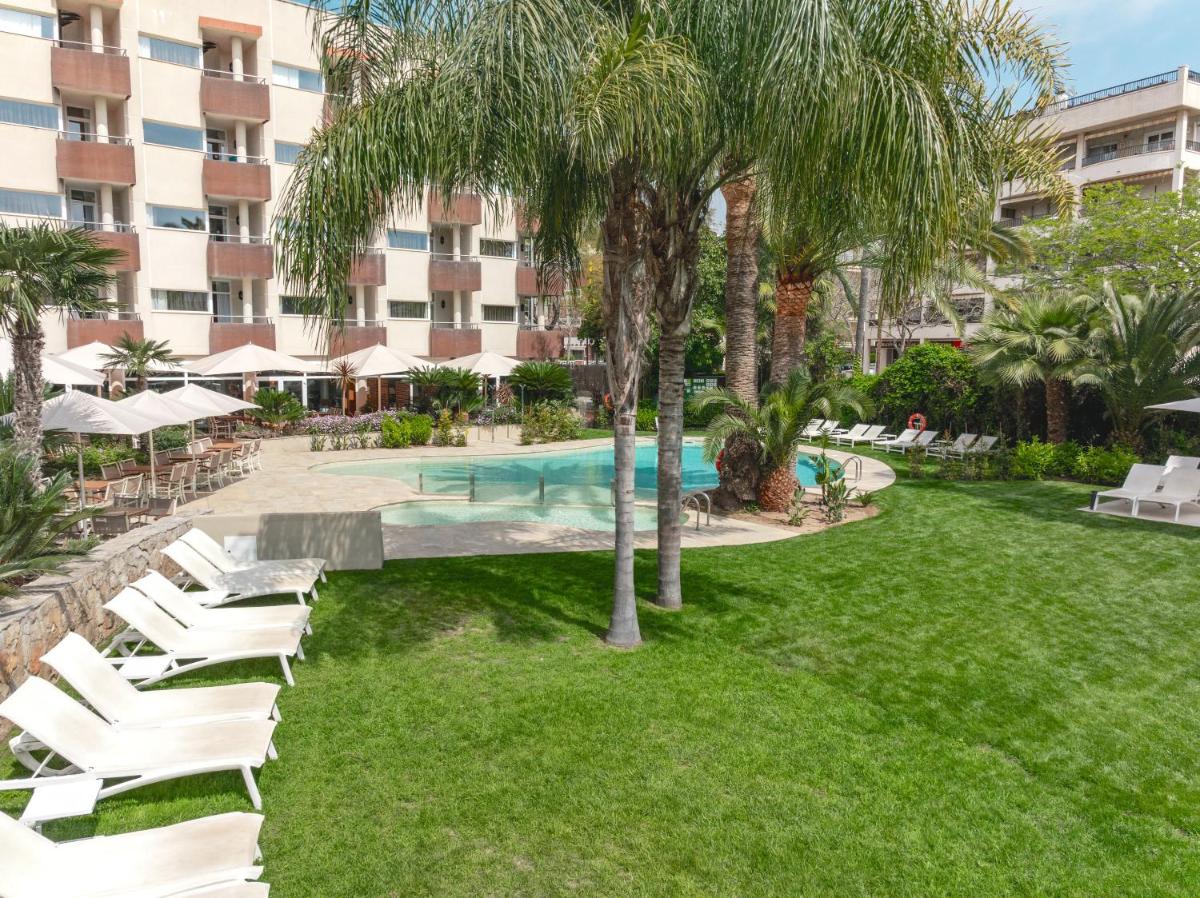 una imagen de la piscina del resort en Mònica Hotel, en Cambrils