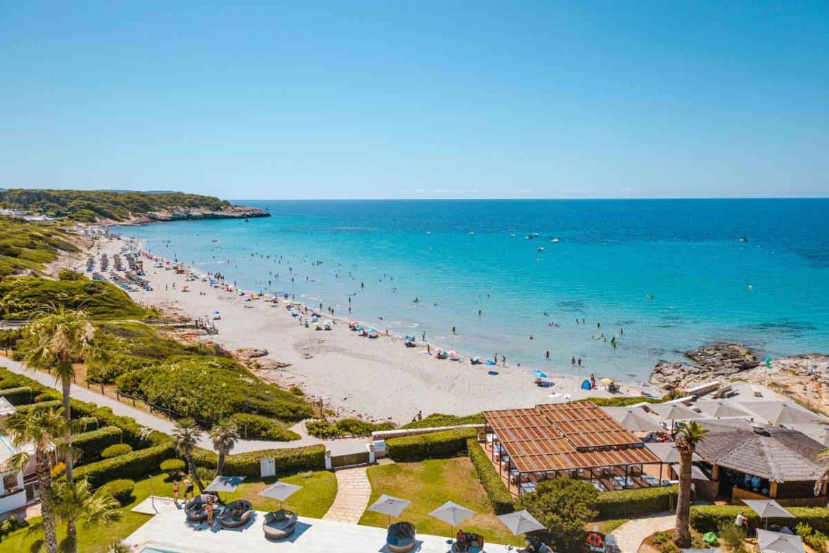 Una vista de una playa con gente en el agua. en Seth Santo Tomás, en Santo Tomás