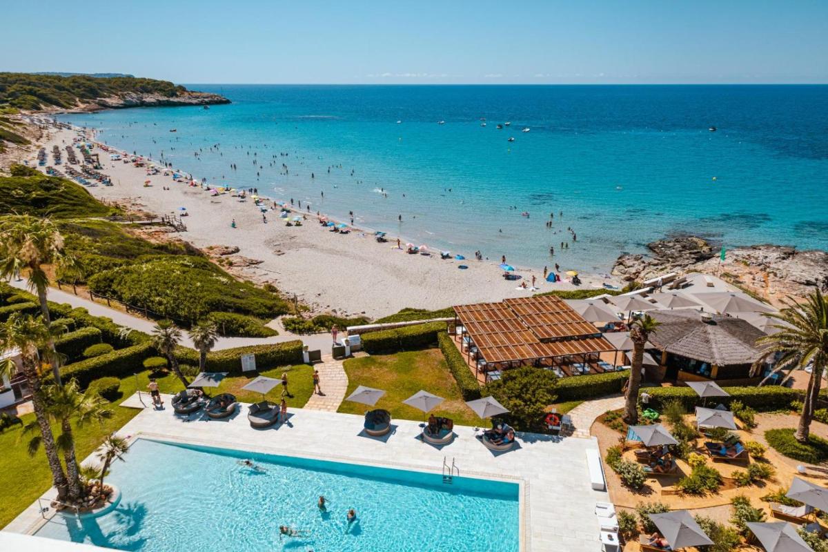 Una vista aérea de una playa con gente en el agua. en Seth Santo Tomás, en Santo Tomás