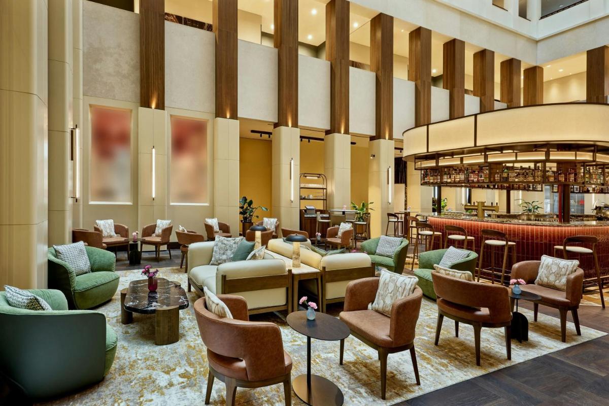 Ein Sitzbereich in der Unterkunft Berlin Marriott Hotel
