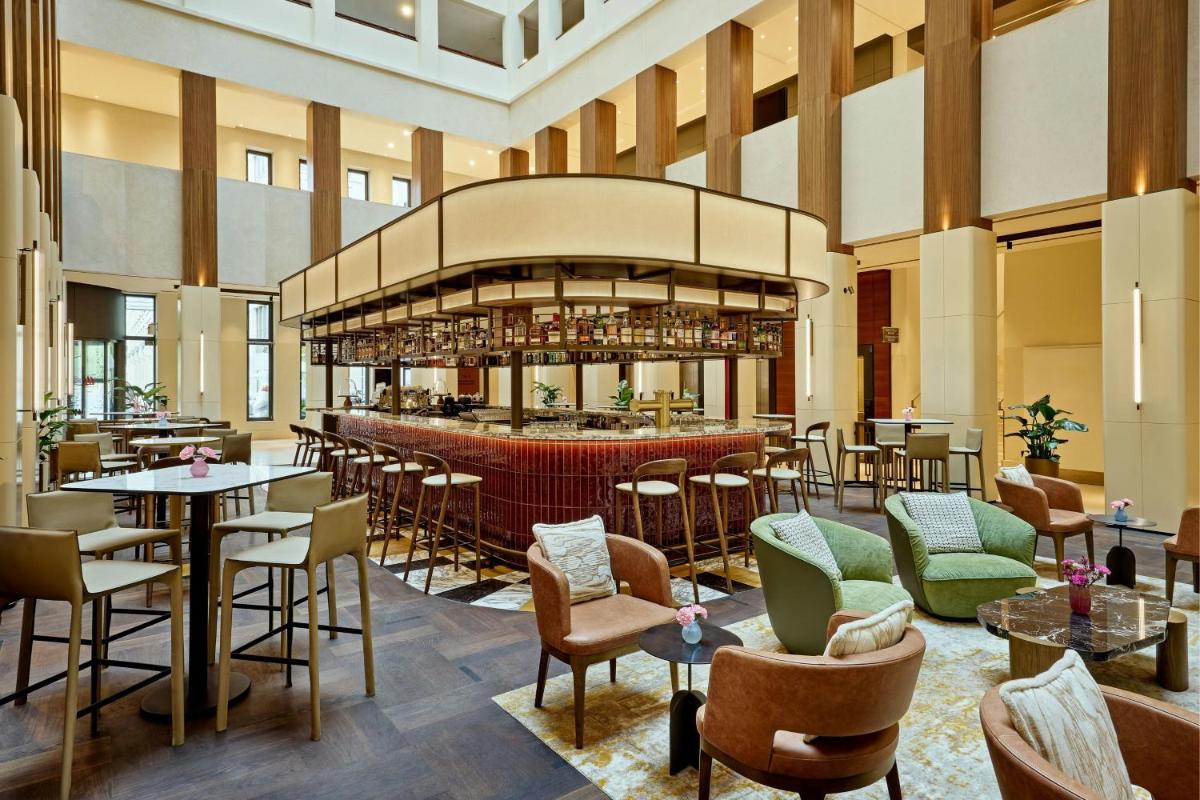 Ein Restaurant oder anderes Speiselokal in der Unterkunft Berlin Marriott Hotel
