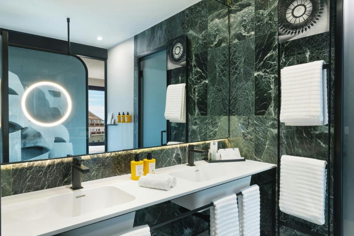 Un baño de Renaissance Barcelona Hotel