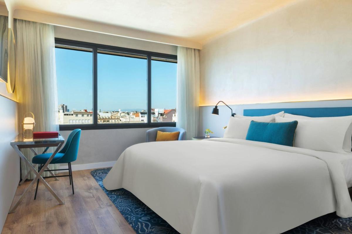 Cama o camas de una habitación en Renaissance Barcelona Hotel