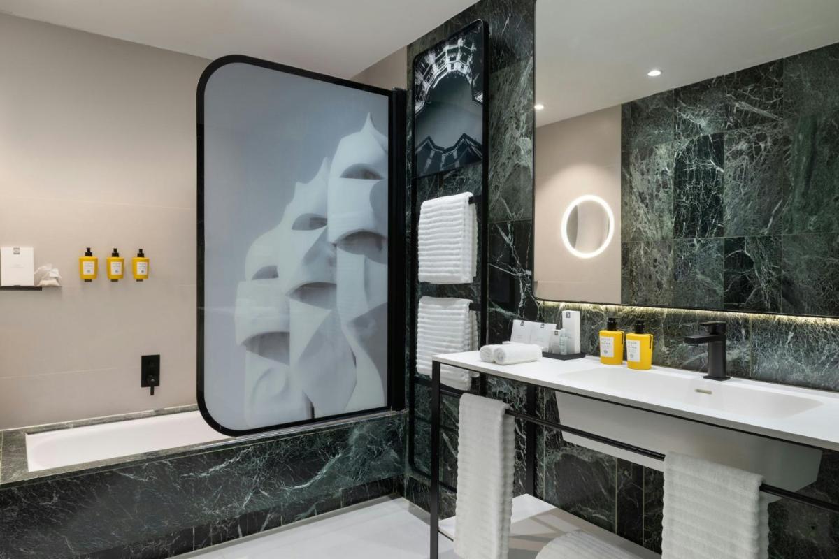 Un baño de Renaissance Barcelona Hotel