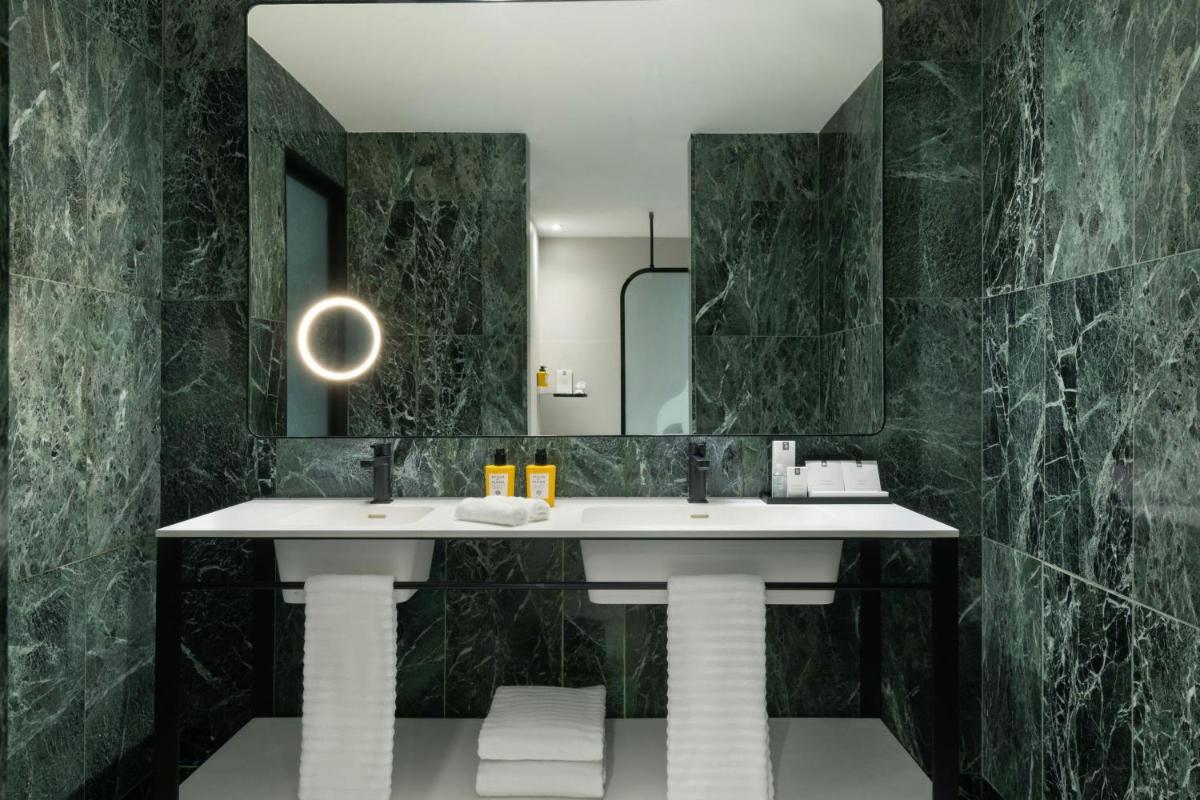 Un baño de Renaissance Barcelona Hotel