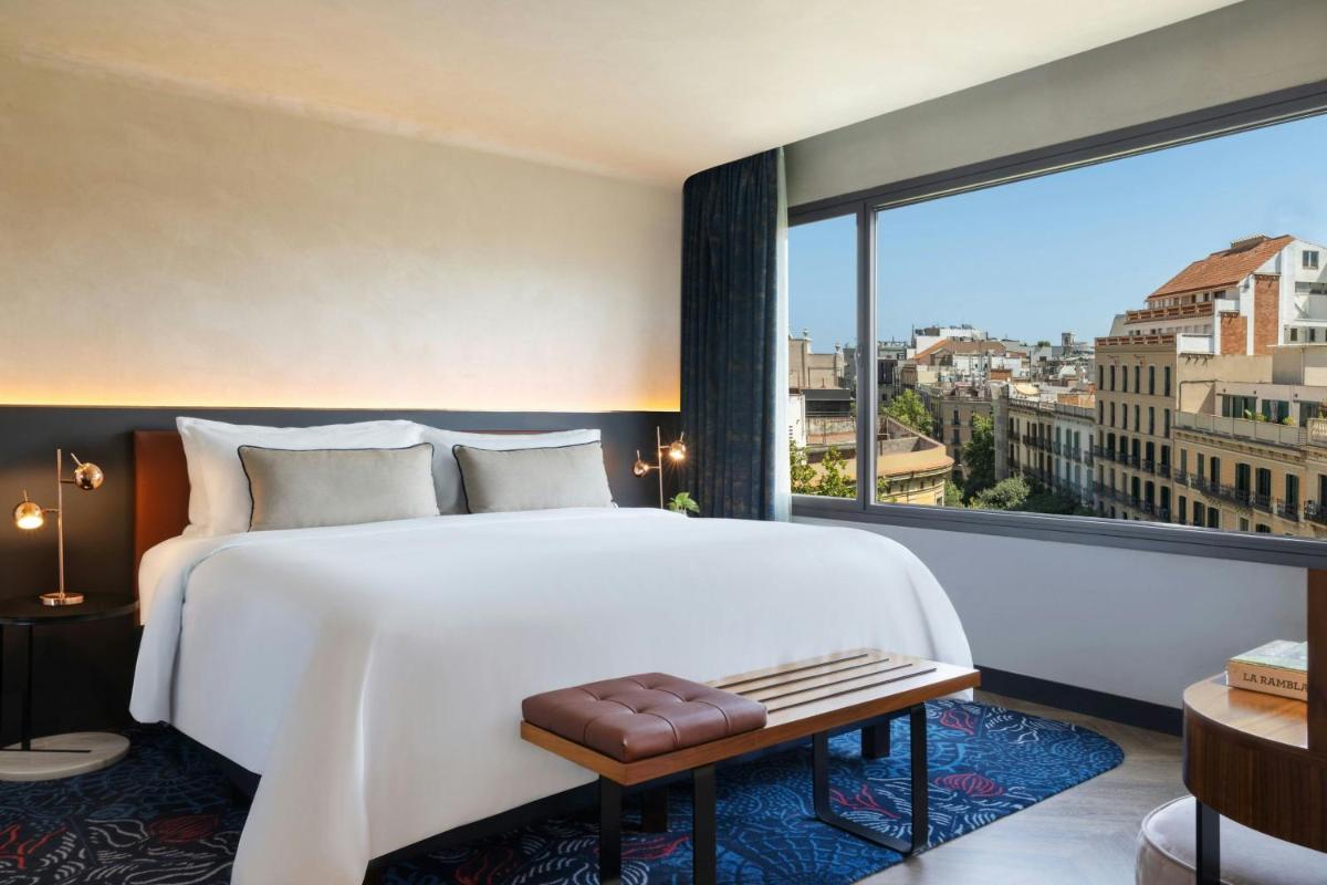 Cama o camas de una habitación en Renaissance Barcelona Hotel