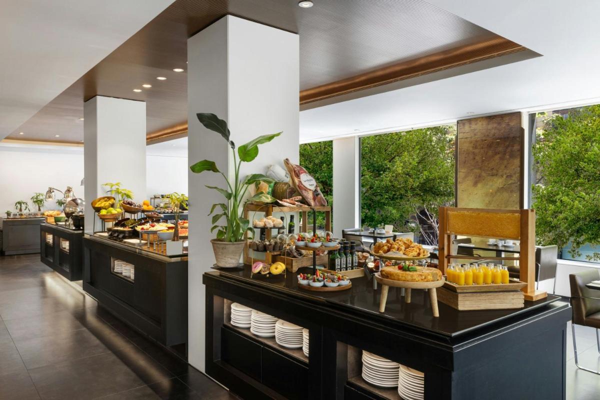 Comida en o cerca de este hotel