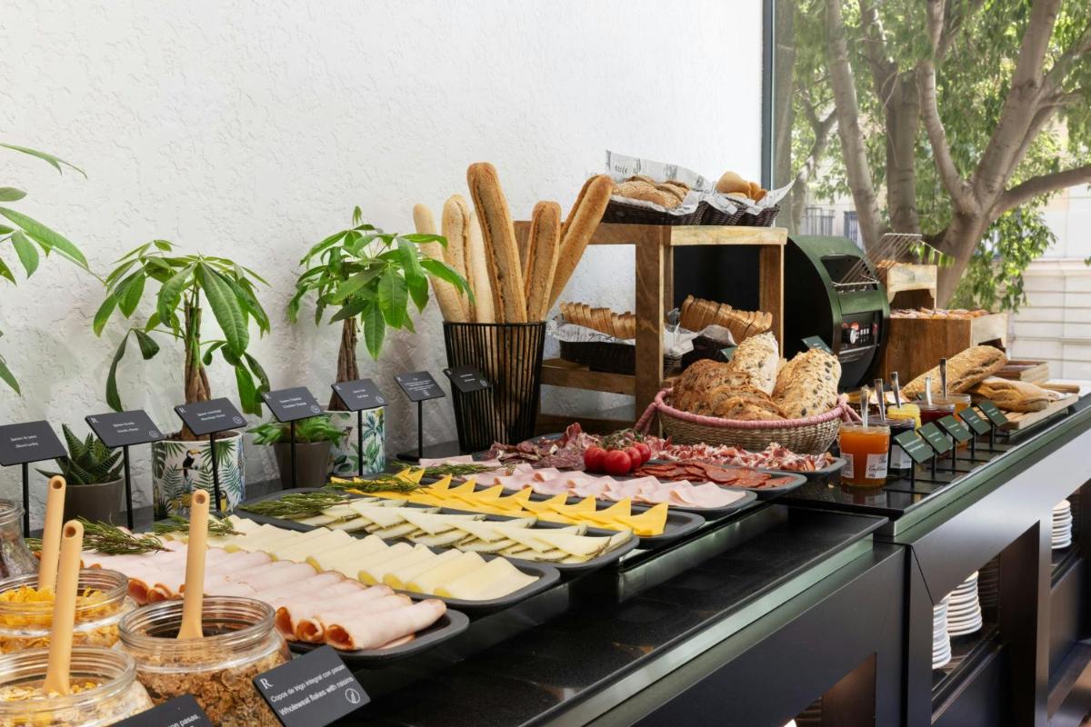 Comida en o cerca de este hotel