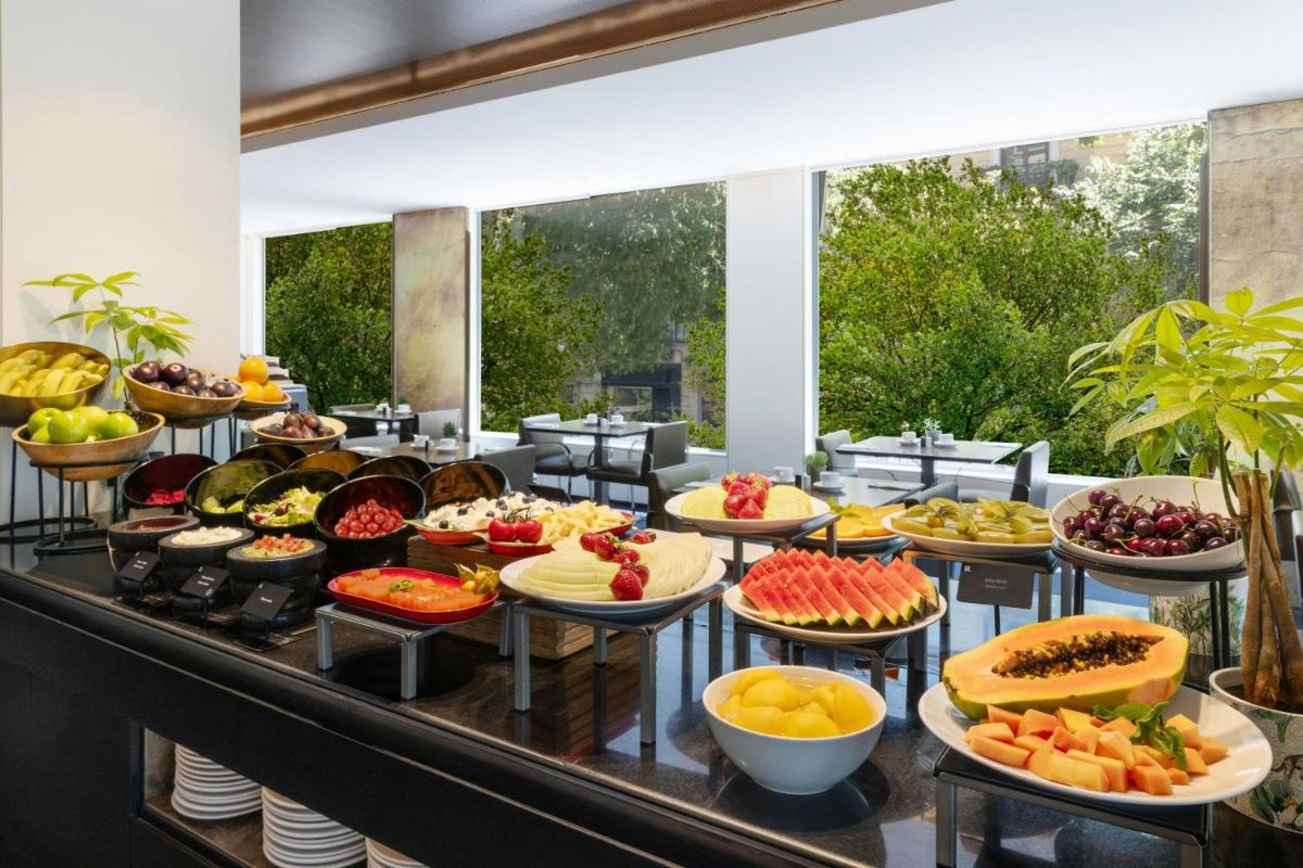 Comida en o cerca de este hotel