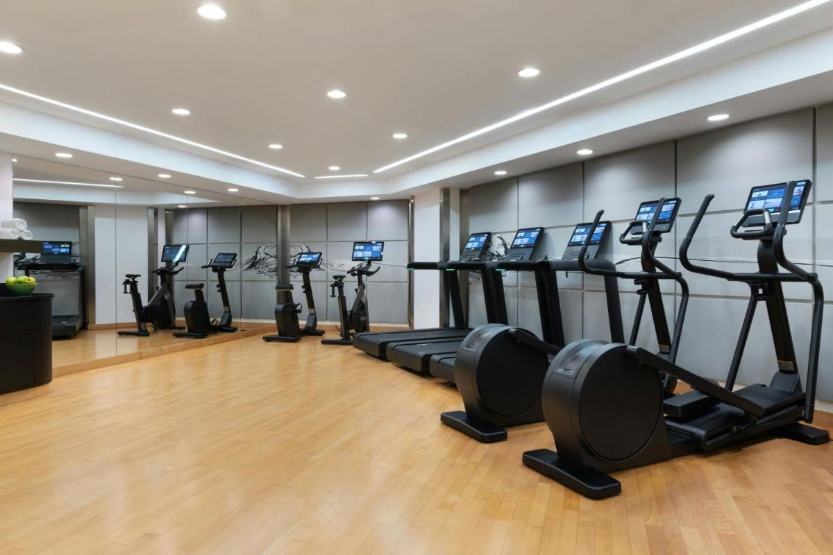 Gimnasio o instalaciones de fitness de Renaissance Barcelona Hotel
