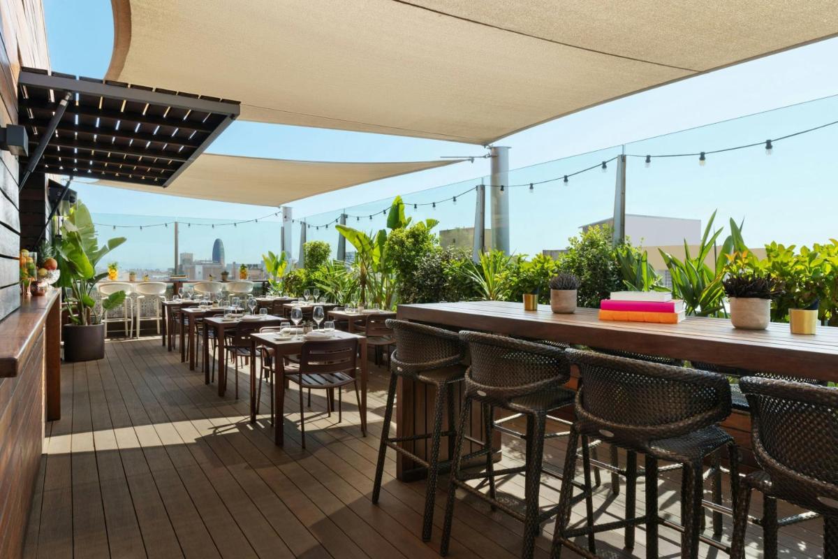 Un restaurante o sitio para comer en Renaissance Barcelona Hotel