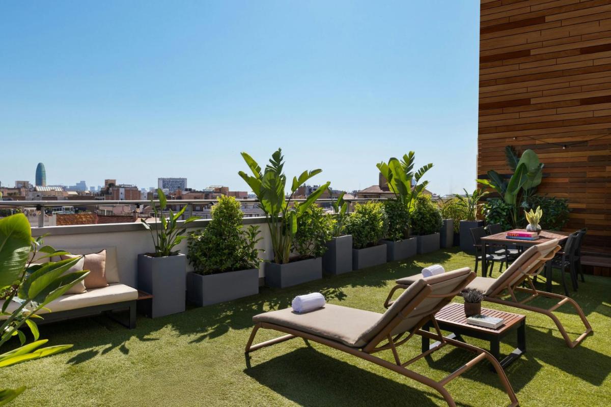 Jardín al aire libre en Renaissance Barcelona Hotel