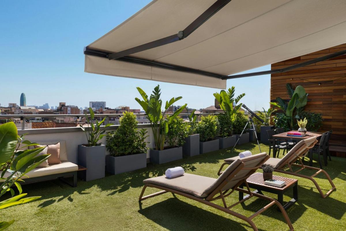 Jardín al aire libre en Renaissance Barcelona Hotel