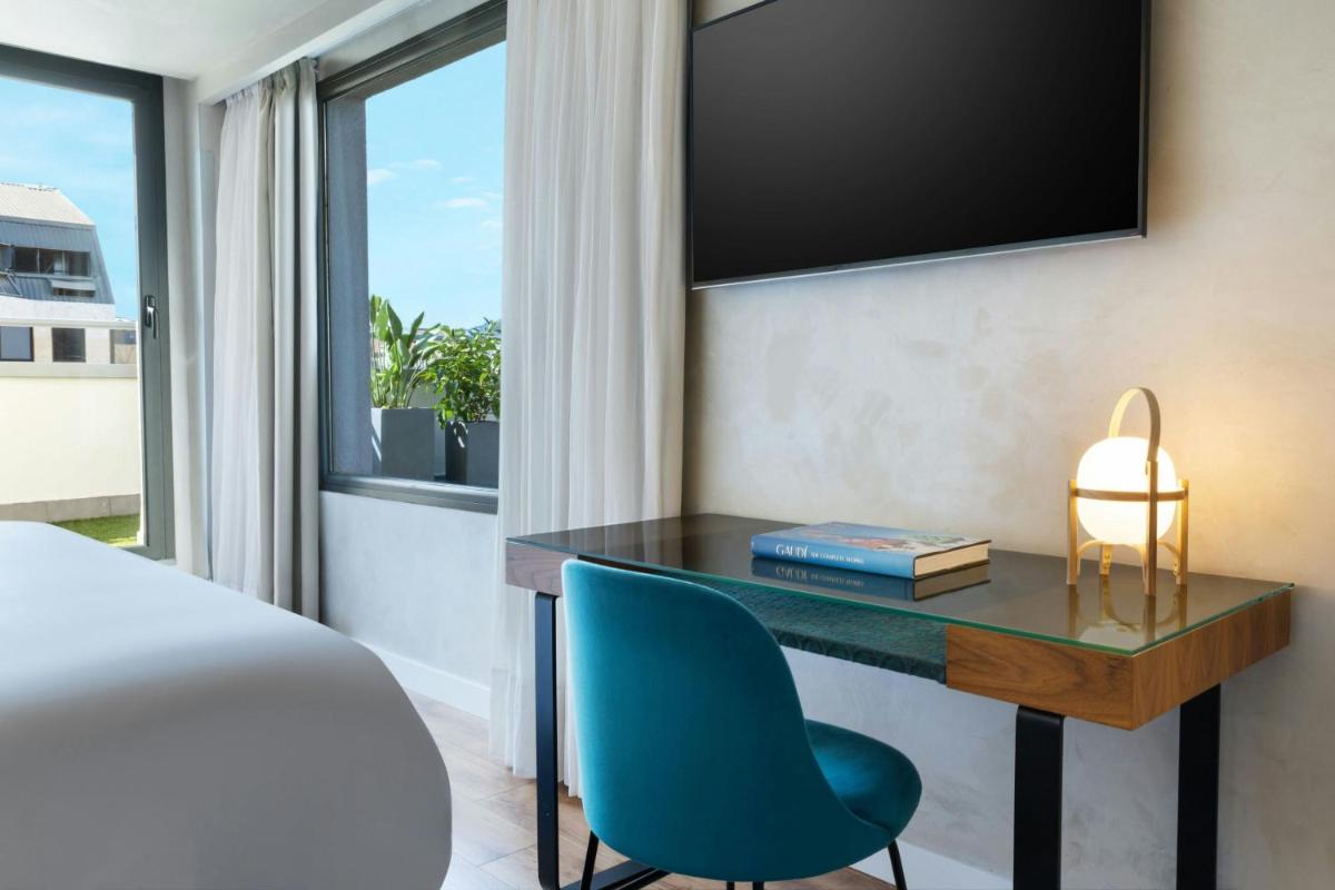 Una televisión o centro de entretenimiento en Renaissance Barcelona Hotel