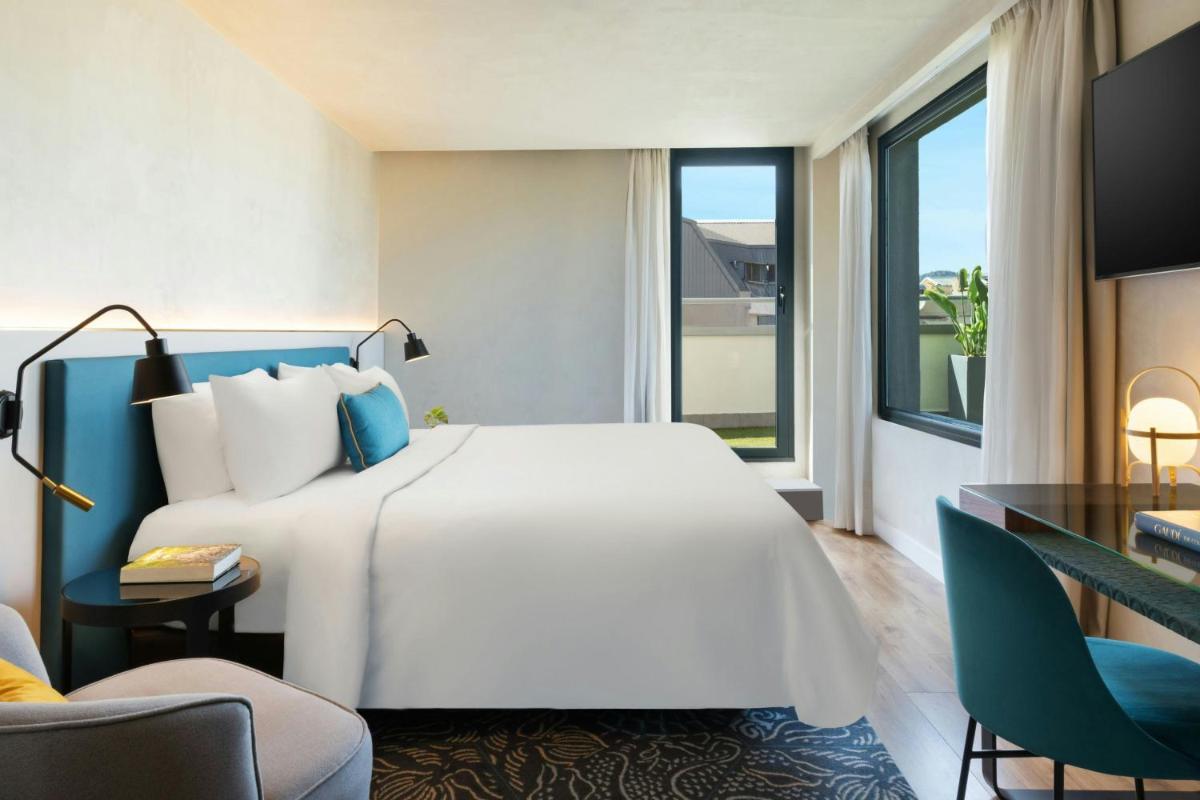 Cama o camas de una habitación en Renaissance Barcelona Hotel