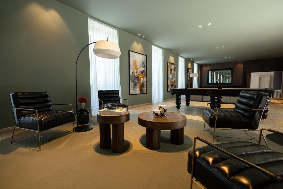 uma sala de estar com uma mesa e um piano em The Lince Braga em Braga