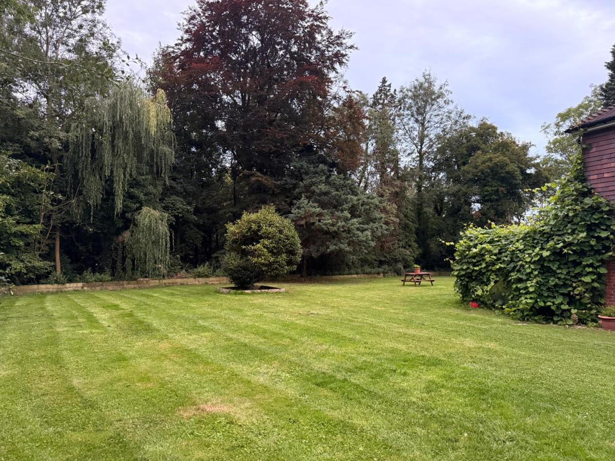 Da Vinci Guest House Gatwick Guest Parking, A Real Gem - Housity