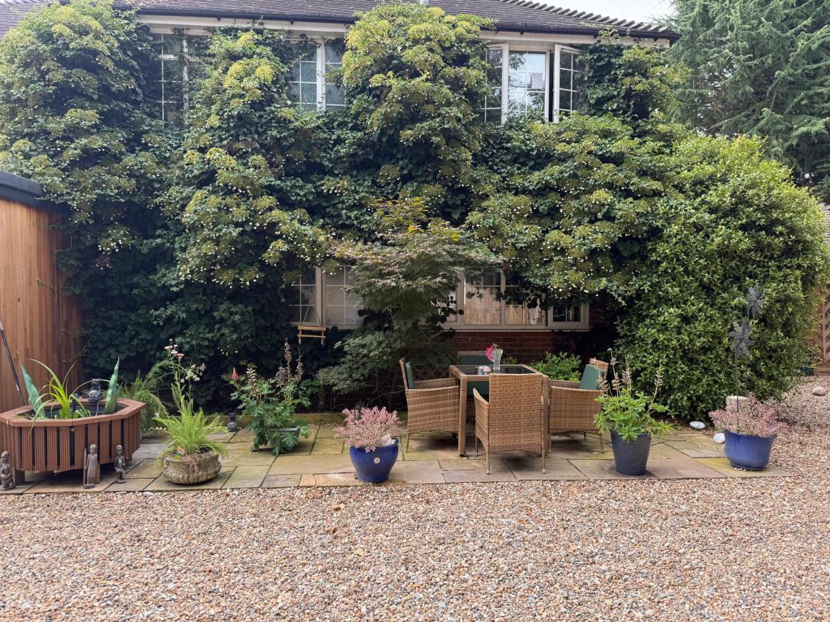 Da Vinci Guest House Gatwick Guest Parking, A Real Gem - Housity