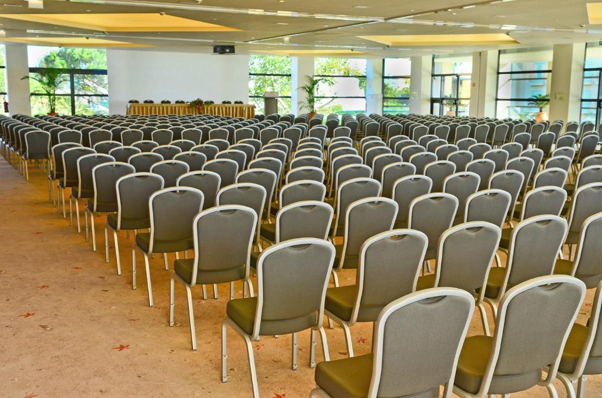 A área empresarial e/ ou a sala de conferências de Crowne Plaza Vilamoura - Algarve by IHG