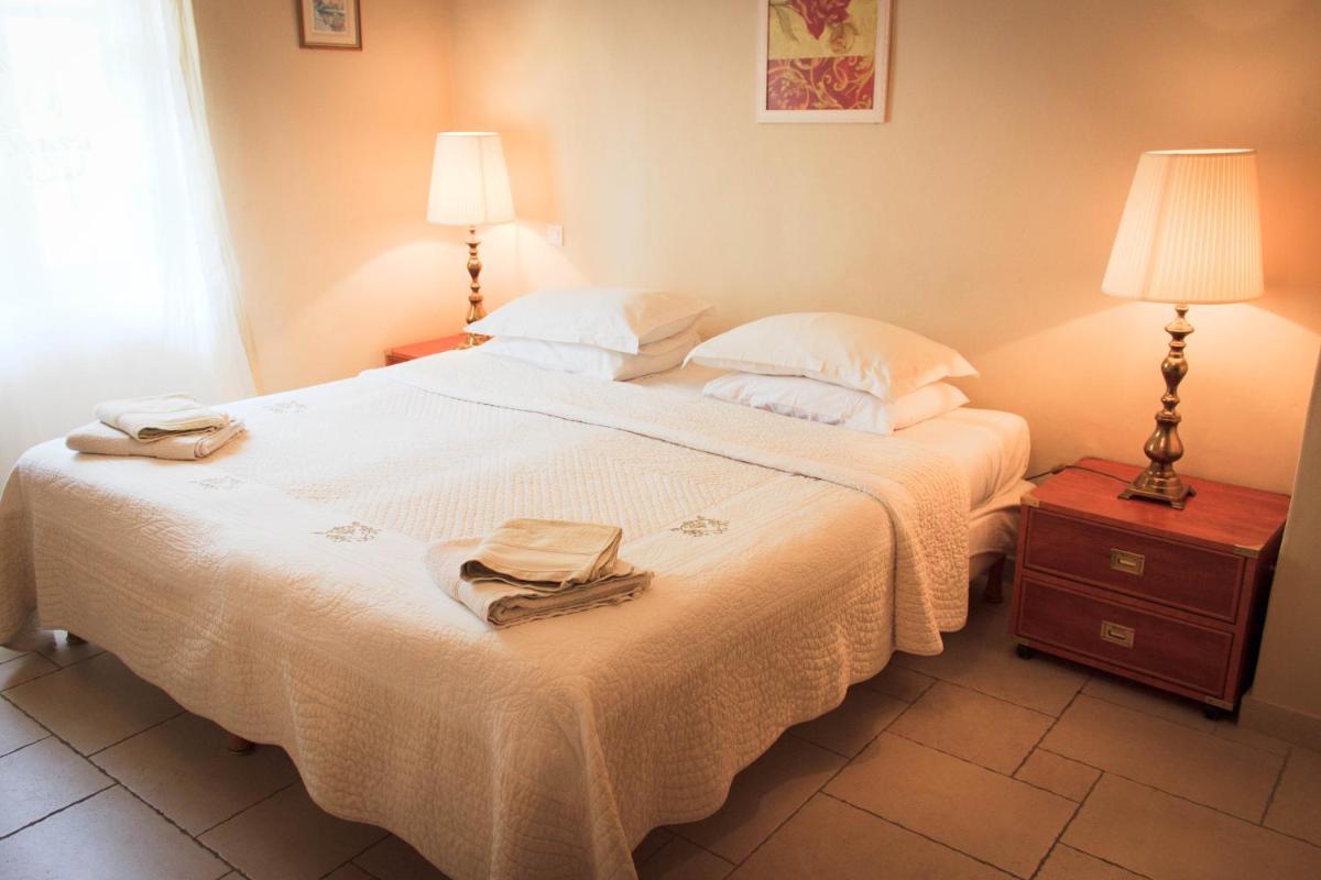 Un ou plusieurs lits dans un hébergement de l'établissement Les Carmes and spa