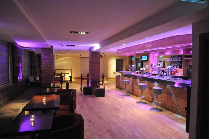 Royal George Hotel - Housity