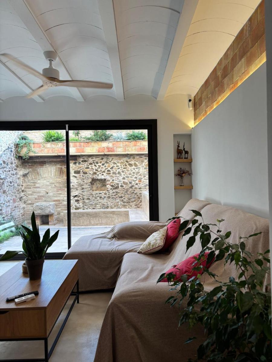 Can Pou, charming village house in Girona - Housity