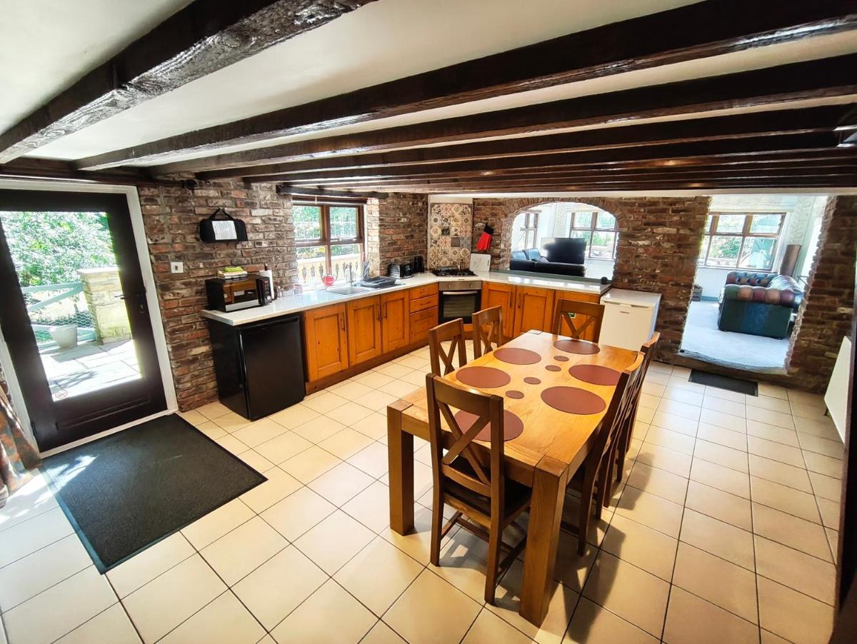 Stunning 2 Bedroom Guest House with Hot Tub - Housity