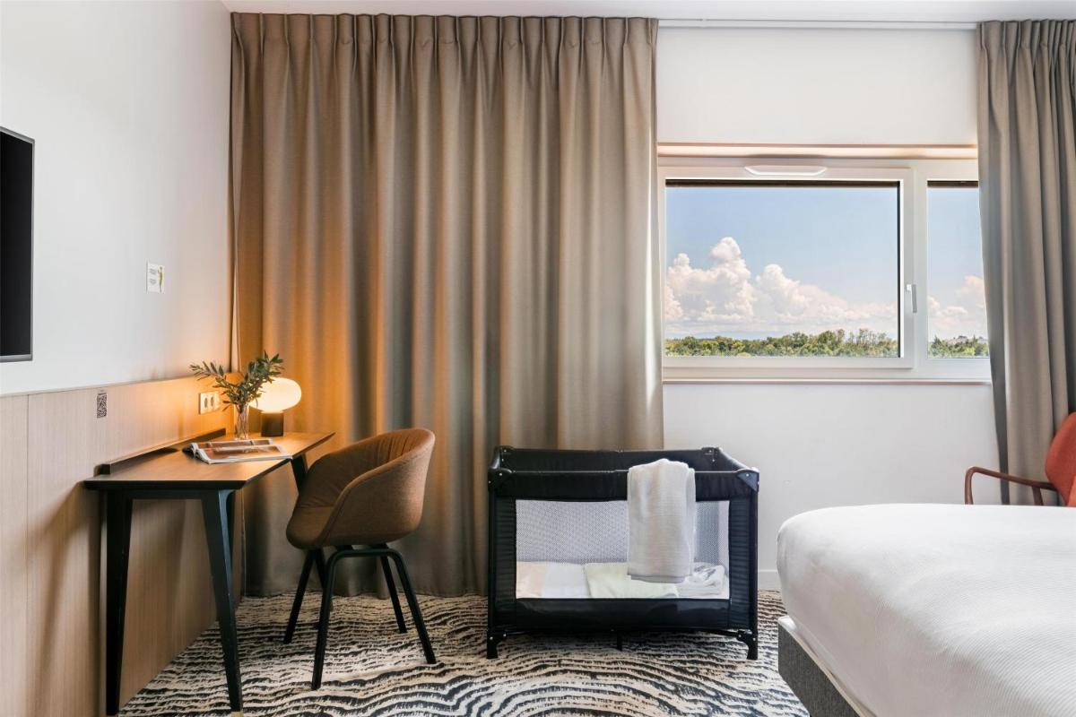 Un ou plusieurs lits dans un hébergement de l'établissement DoubleTree by Hilton Lyon Eurexpo & Spa